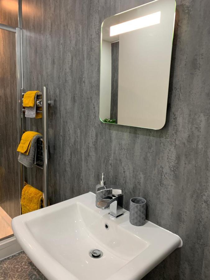 The Greens Apartment Farnworth المظهر الخارجي الصورة