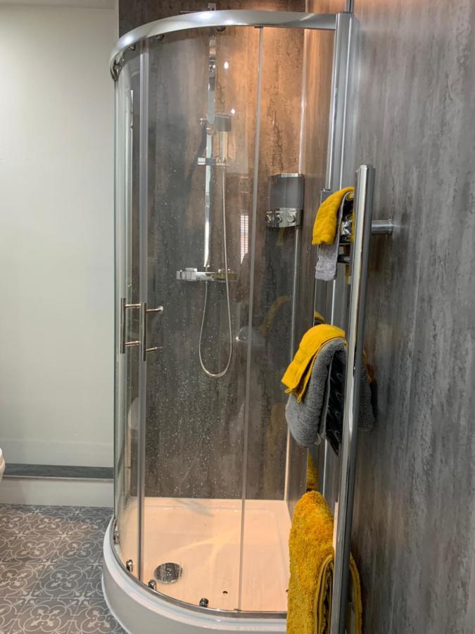 The Greens Apartment Farnworth المظهر الخارجي الصورة