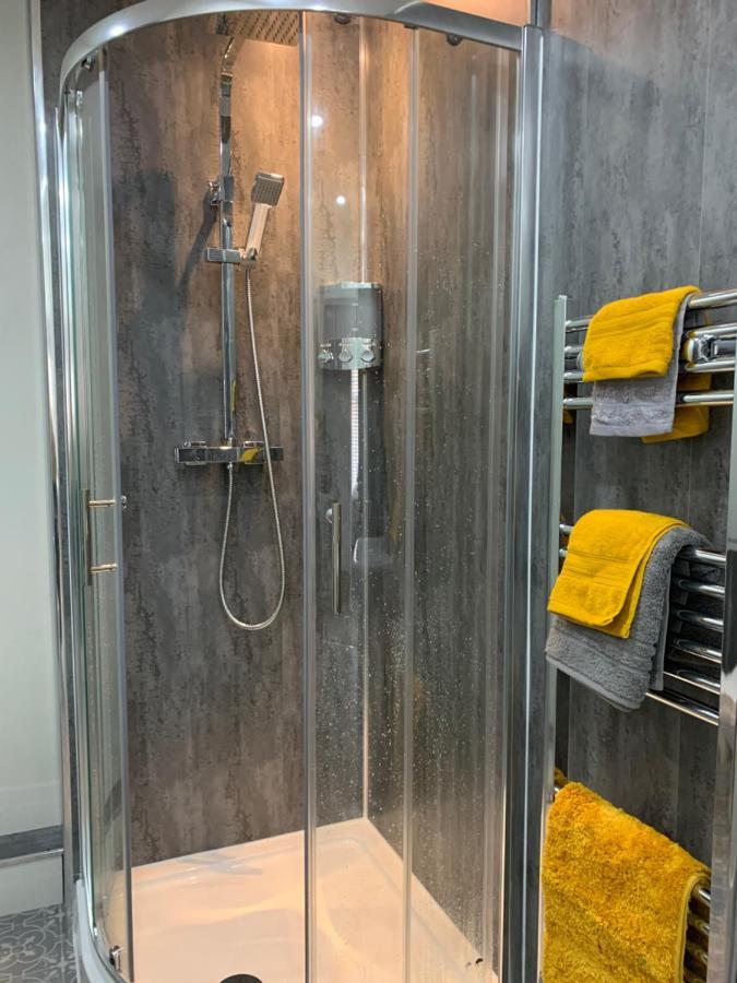 The Greens Apartment Farnworth المظهر الخارجي الصورة