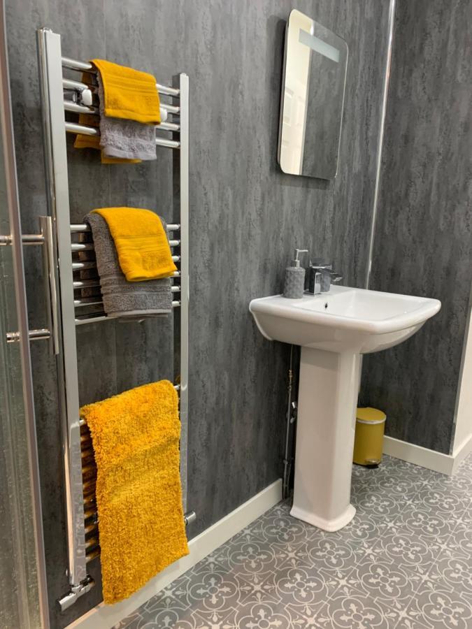 The Greens Apartment Farnworth المظهر الخارجي الصورة
