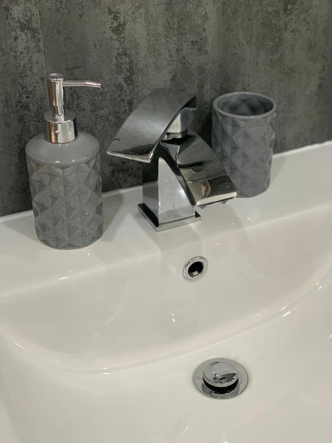 The Greens Apartment Farnworth المظهر الخارجي الصورة