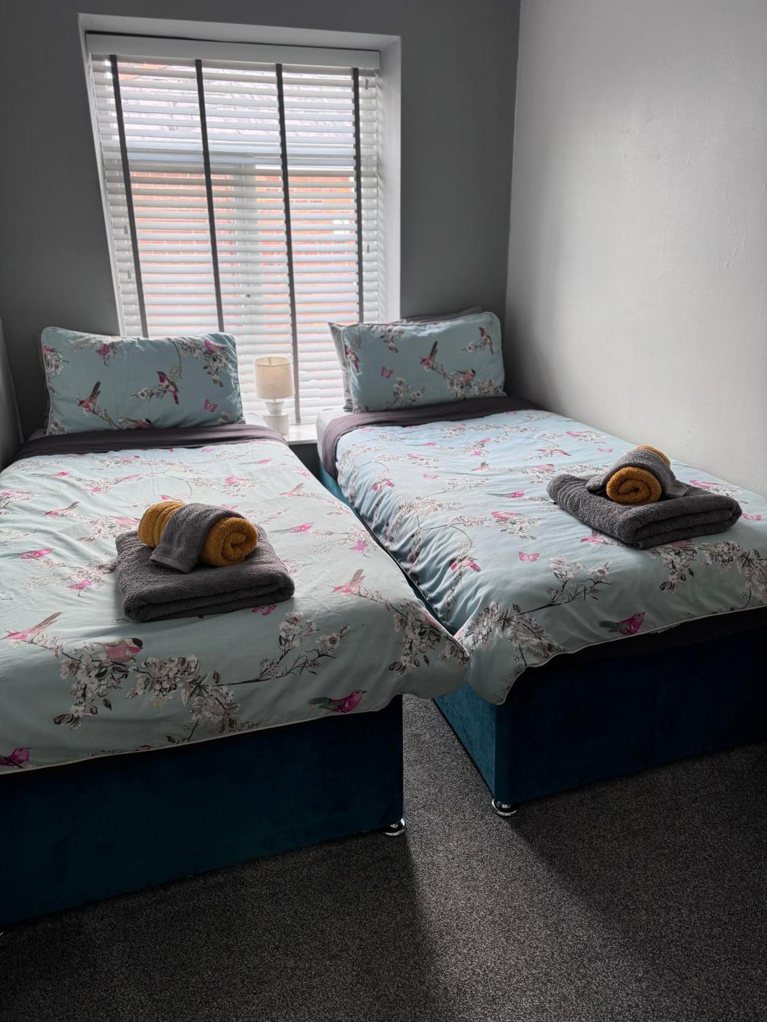 The Greens Apartment Farnworth المظهر الخارجي الصورة